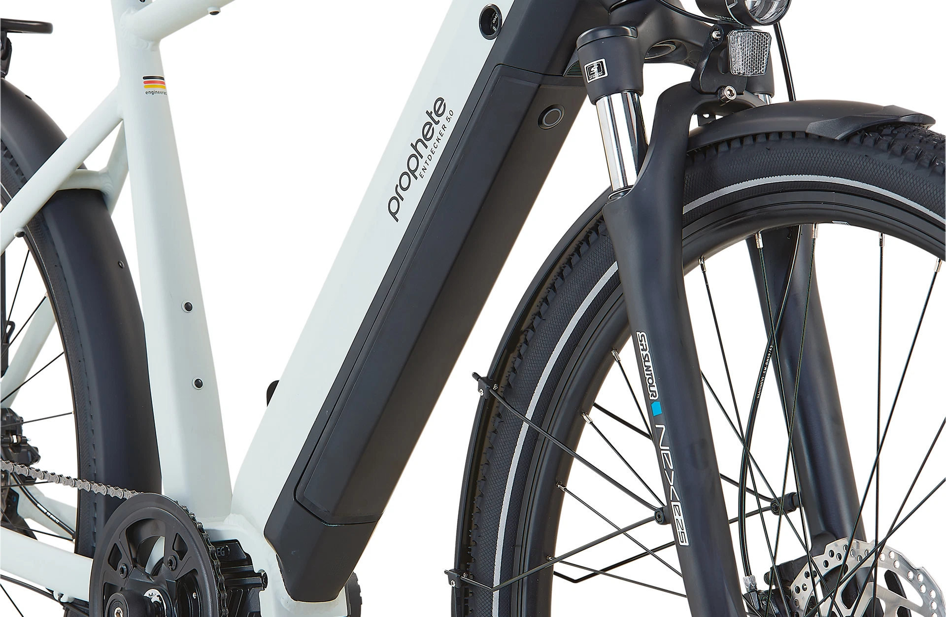 Detailansicht von Akku, Federgabel und Vorderrad eines Prophete-E-Bikes mit Zoom-Federgabel und LED-Frontlicht