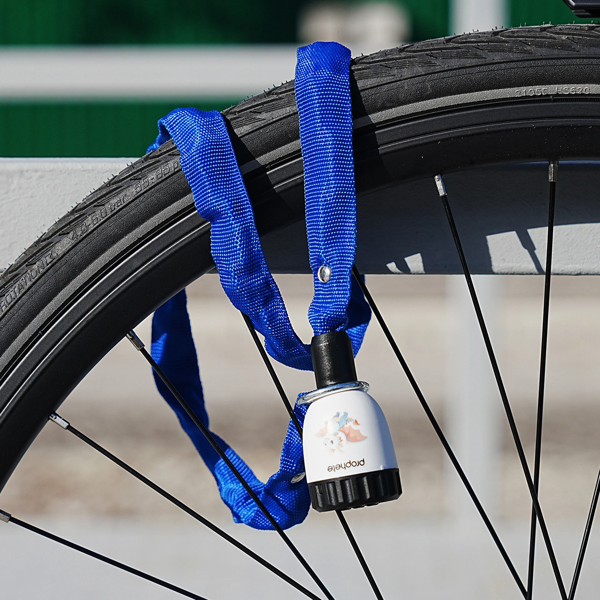 Kinderfahrradschloss blau Drache an Rad montiert im Freien