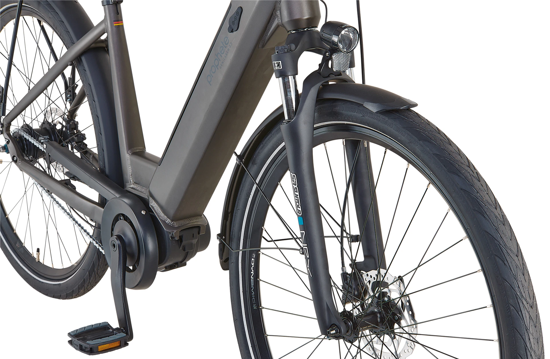 Bildausschnitt Detailansicht Federgabel von Suntour und Scheinwerfer im Fokus mit E-Bike Rahmen im Anschnitt vor weißem Hintergrund