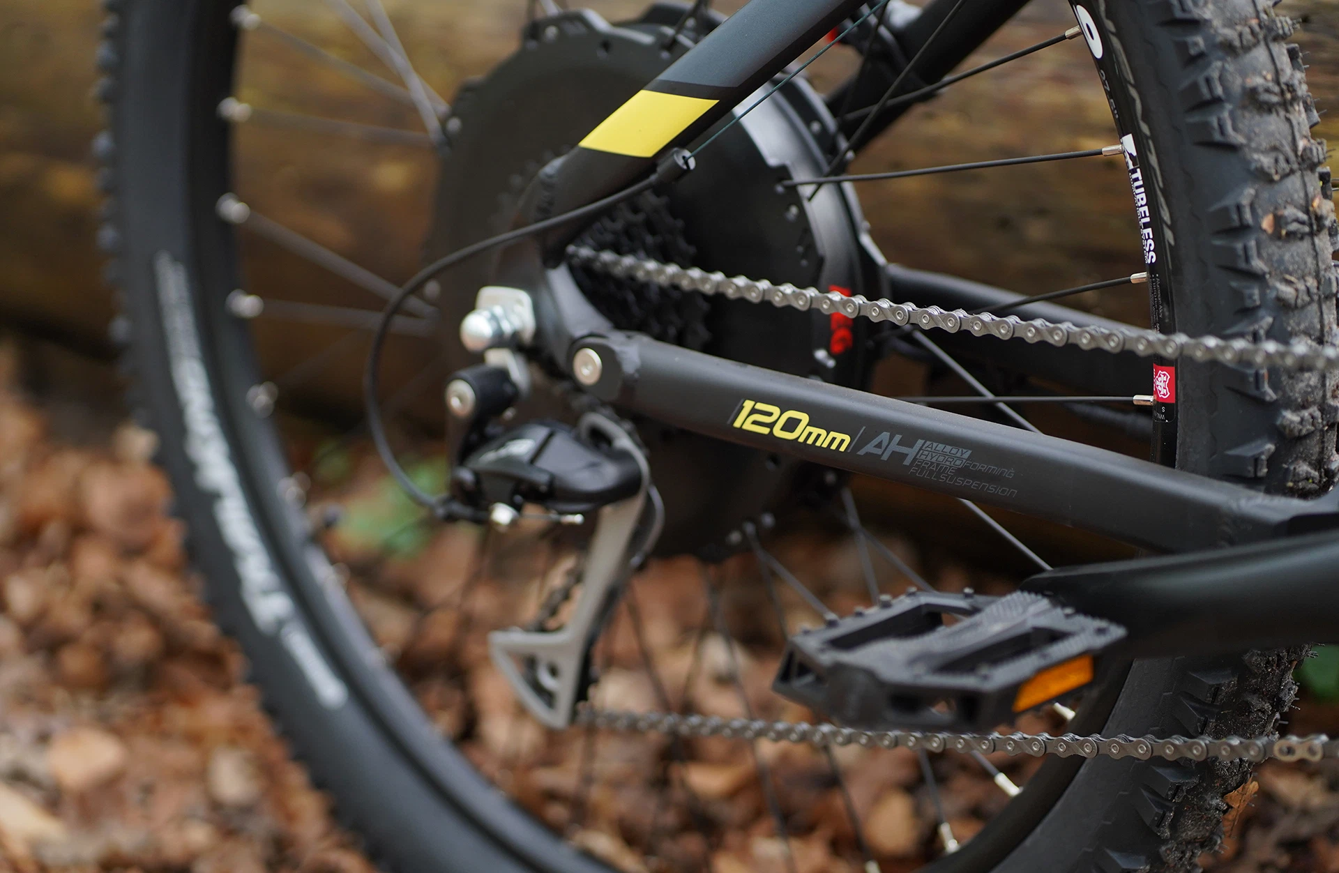 Bildausschnitt Detailansicht Heckmotor mit Shimano Schaltwerk am Hinterrad vor weißem Hintergrund