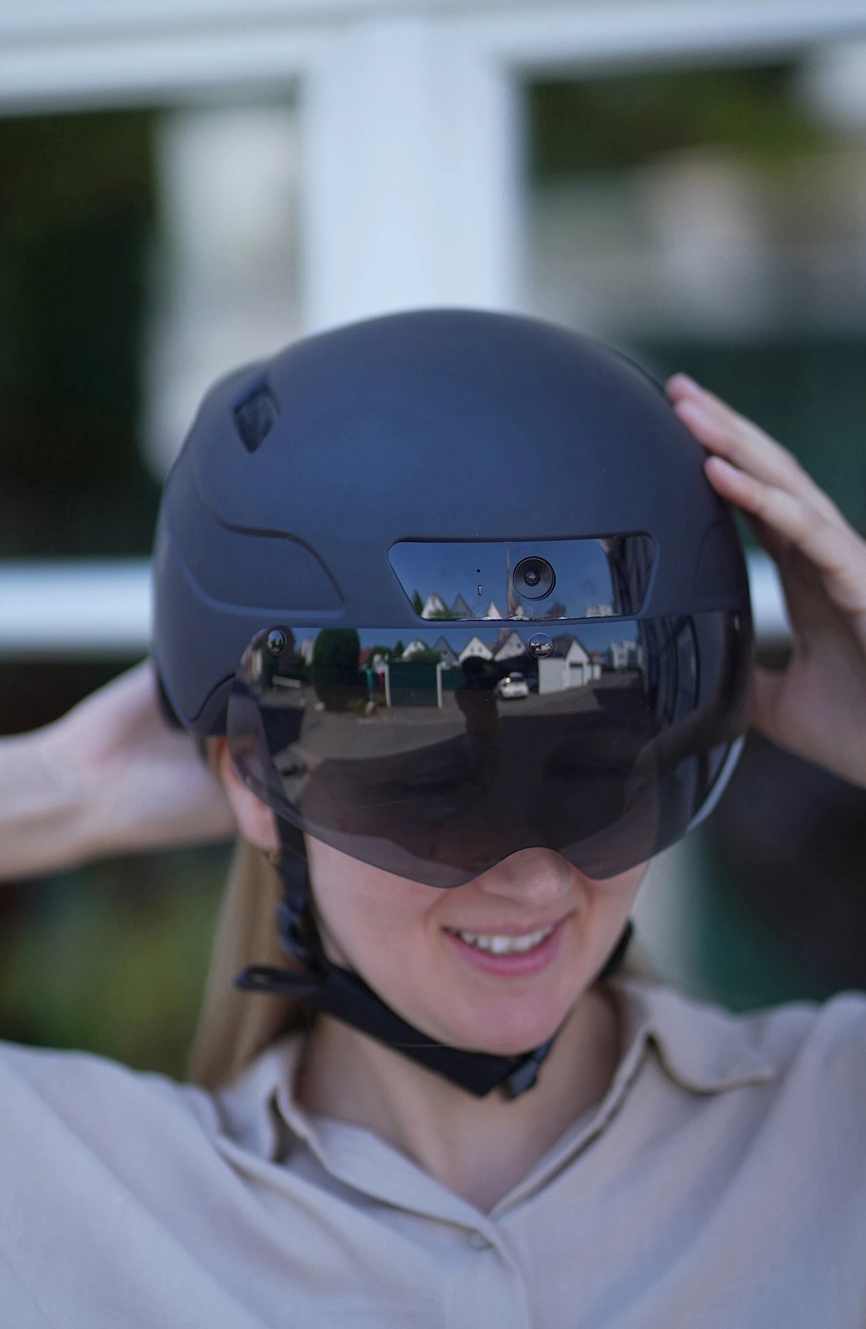 Smarthelm getragen von Person im Freien - Detailansicht von vorne