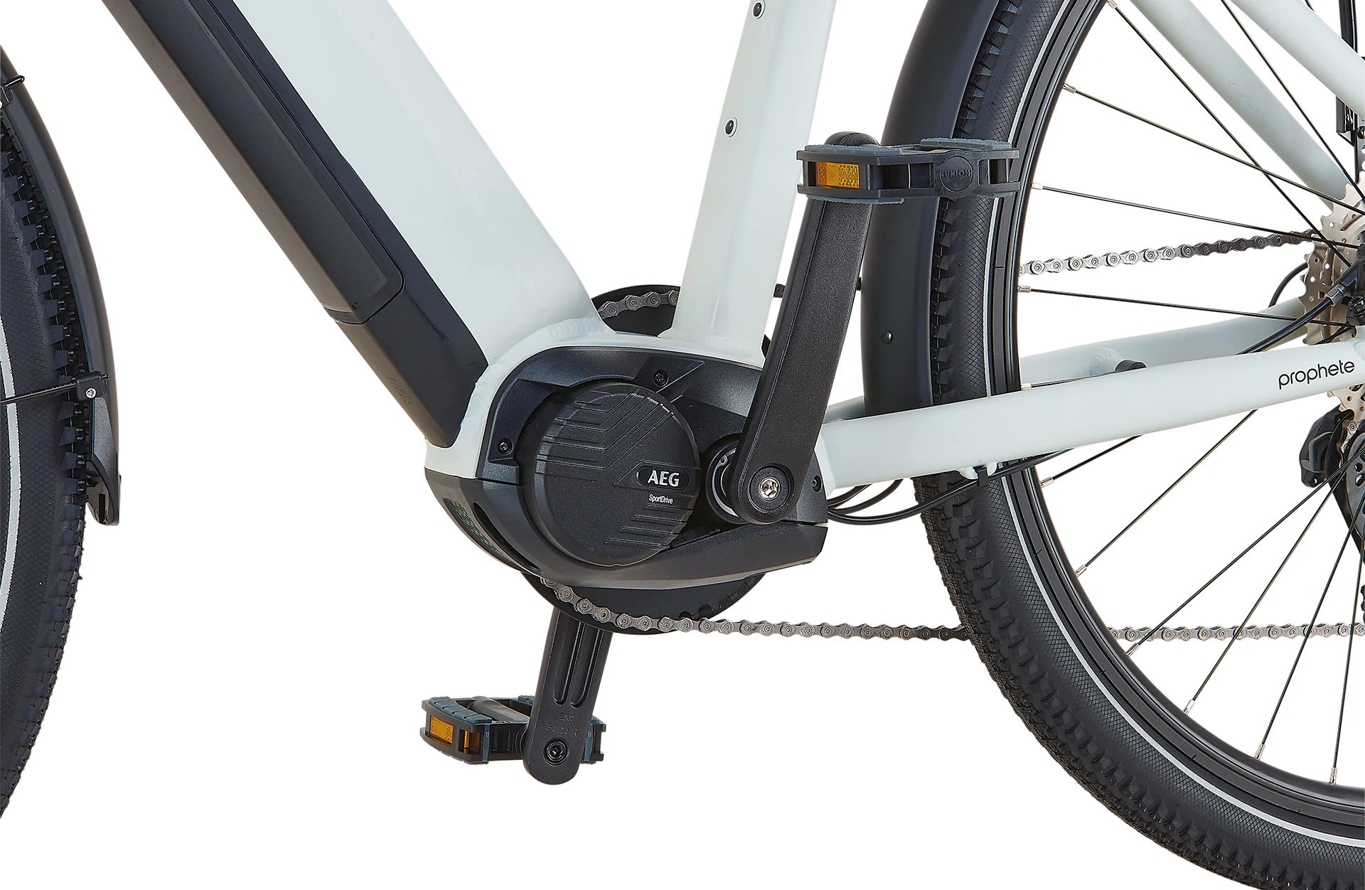 Bildausschnitt AEG Sportdrive Mittelmotor mit Kurbelgarnitur und Pedalen mit Reflektoren, sowie vollständig im Unterrohr integrierter Akku vor weißem Hintergrund