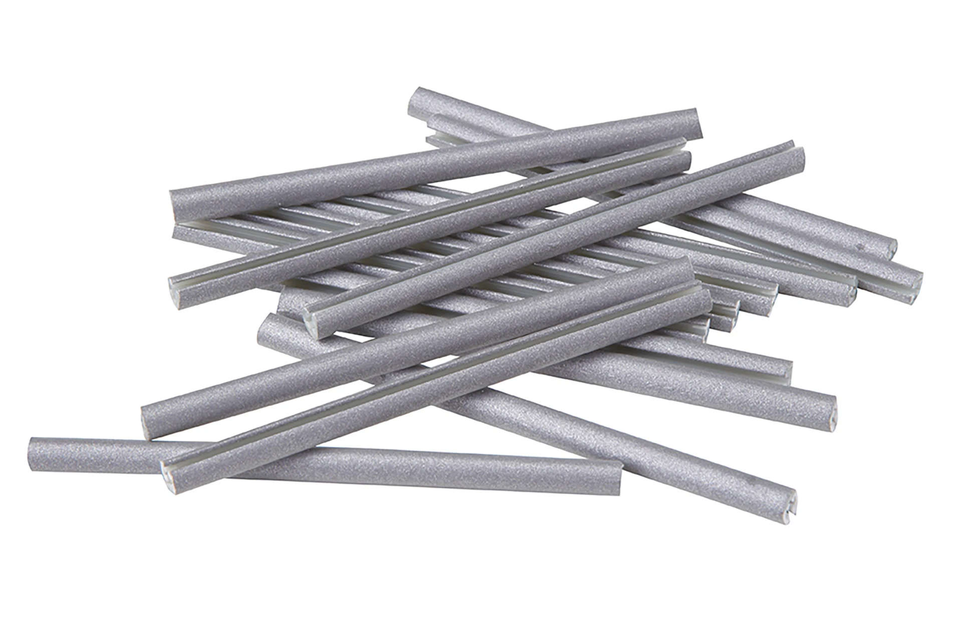 Speichenstäbchen silber auf einem Haufen liegend - diagonale Ansicht auf weißem Grund