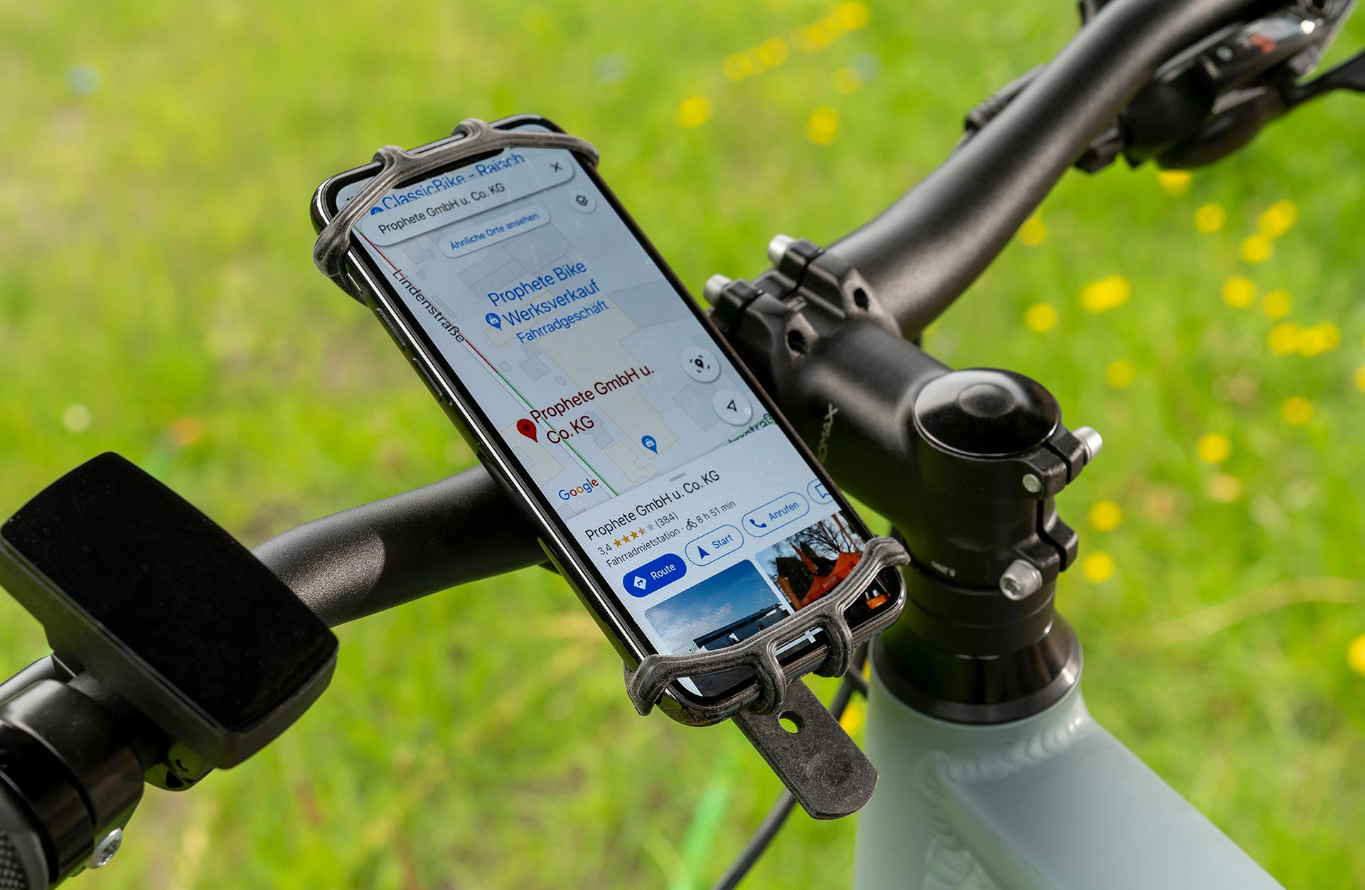Smartphonehalter am E-Bike Lenker montiert mit Smartphone auf dem Route zu Prophete geöffnet ist - Detailansicht