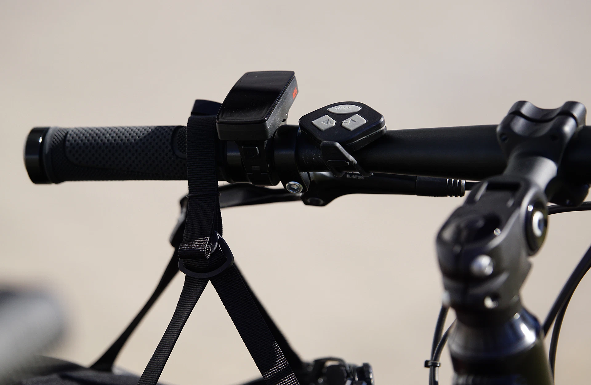 Fahrradhelm hängt an Lenker mit installierter Fernbedienung - seitliche Ansicht