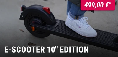 Frau fährt auf einem E-Scooter