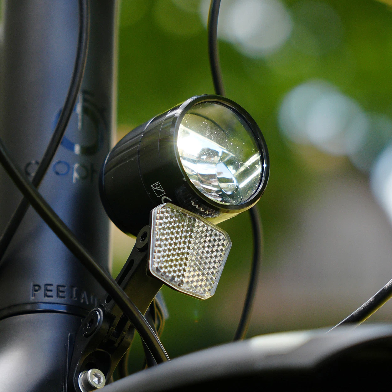 LED Scheinwerfer 100 LUX am Fahrrad im freien