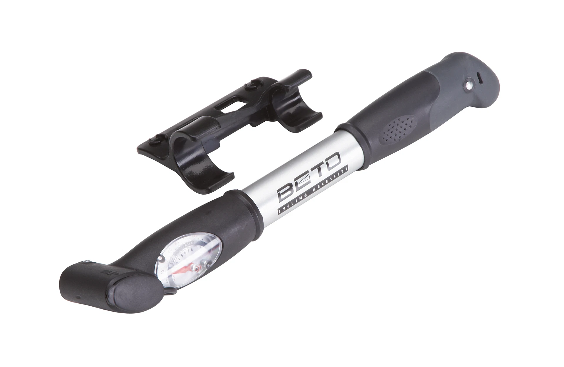 Handpumpe - diagonale Ansicht auf weißem Grund