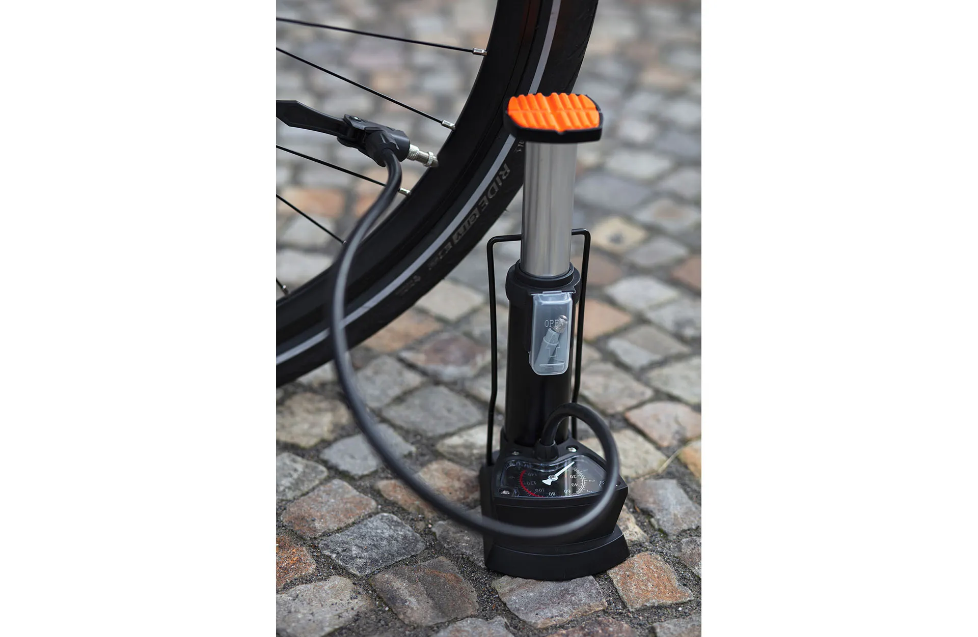 Fußpumpe mit Manometer aus Alu
