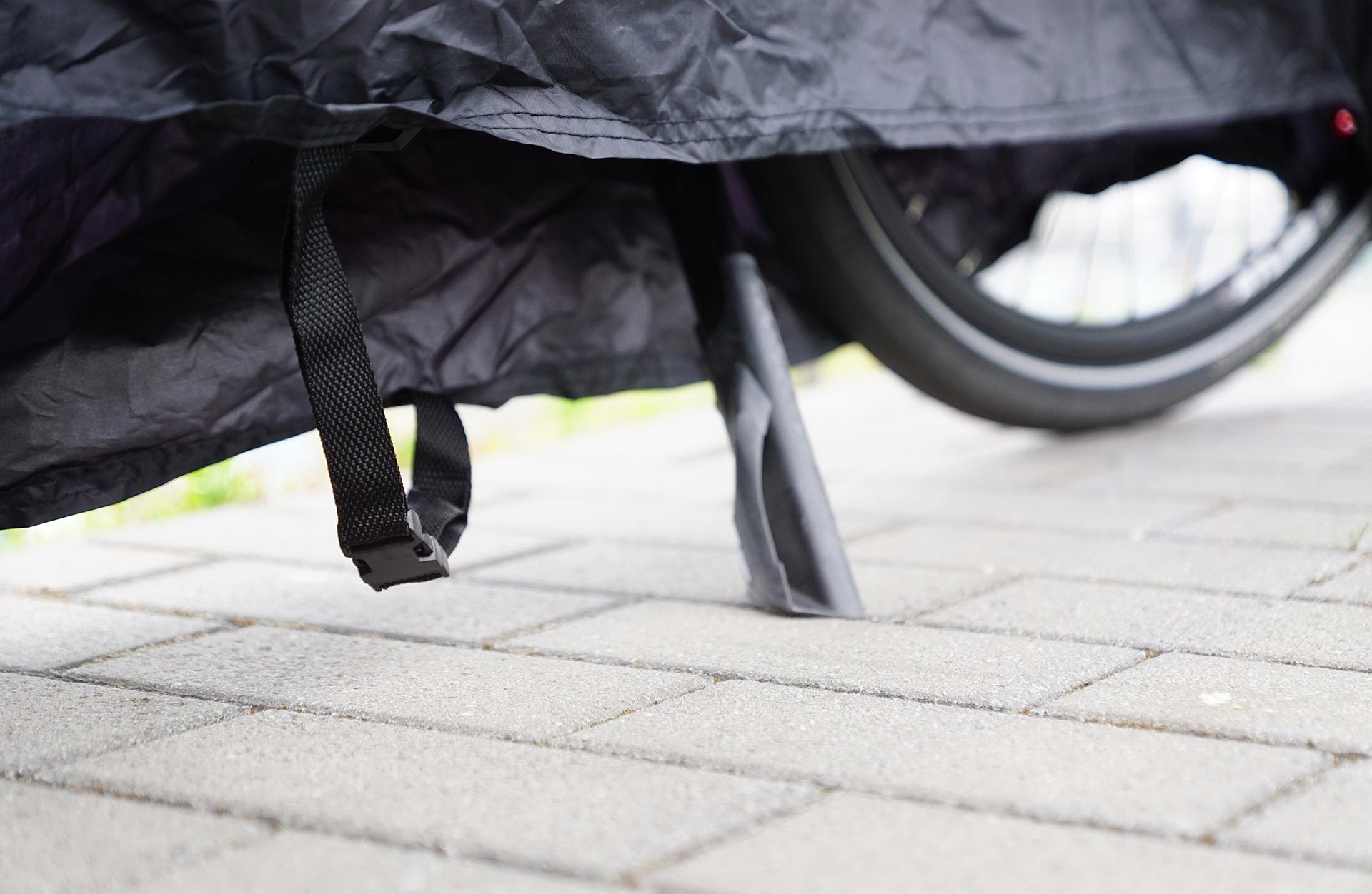 Faltgarage schwarz auf E-Bike mit Verschluss - Detailansicht Boden