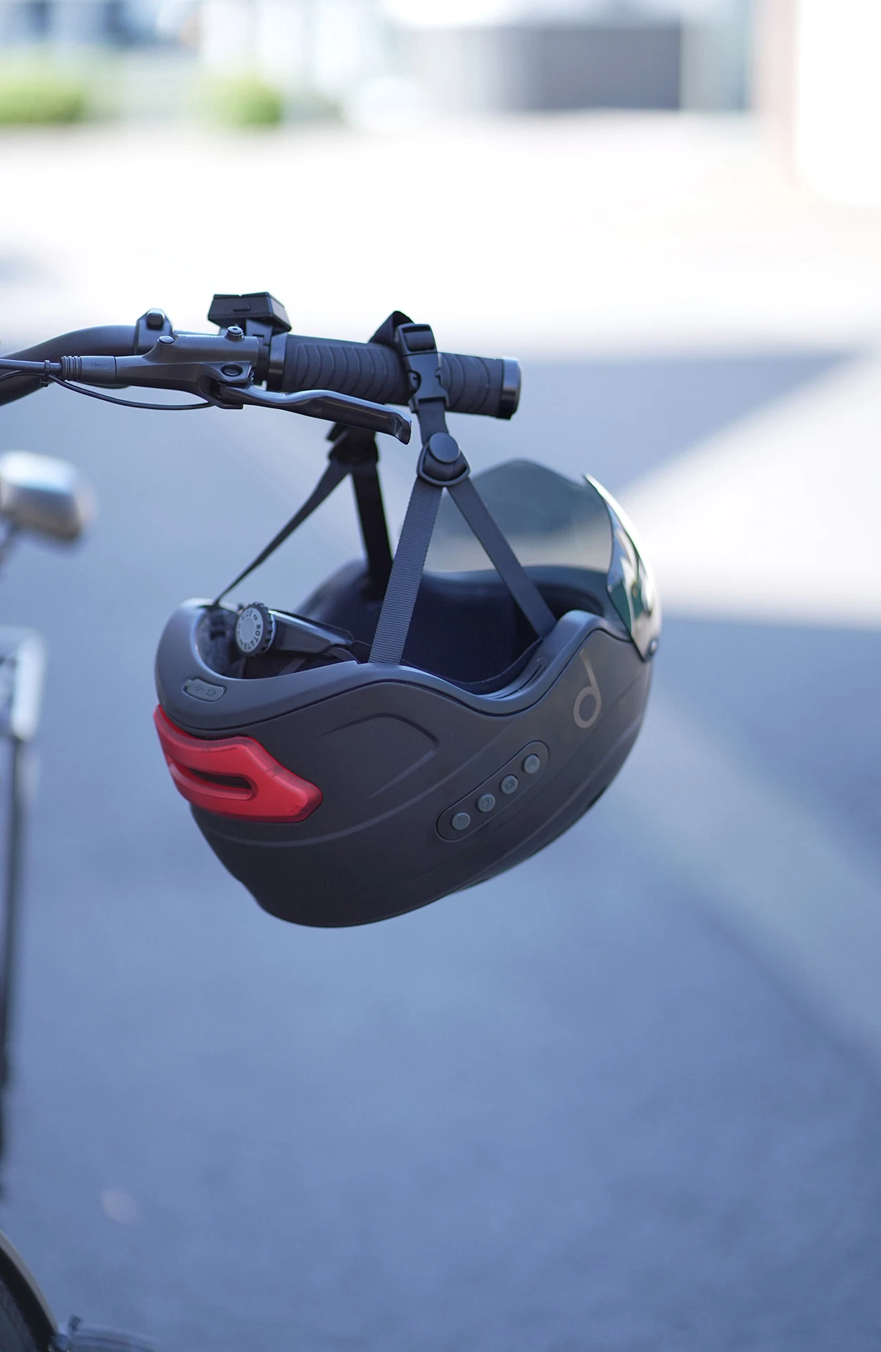 Smarthelm hängt an Fahrradlenker - seitliche Ansicht