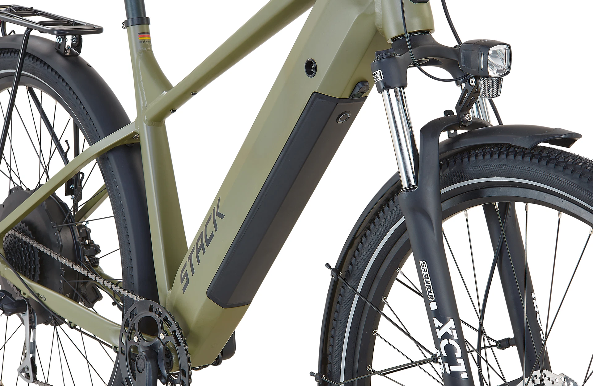 Bildausschnitt integrierter Akku, SR Suntour XCT Federgabel und LED-Frontlicht mit angeschnittenen Vorder- und Hinterrad vor weißem Hintergrund