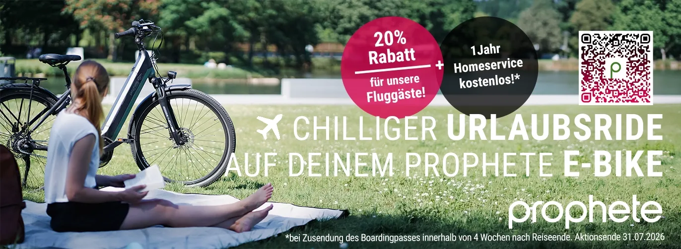 Werbebanner mit einem E-Bike im Park, einer sitzenden Person mit Blick aufs E-Bike, dem Text „Chilliger Urlaubsride auf einem Prophete E-Bike“, einem QR-Code sowie Hinweisen zu 20 % Rabatt für Fluggäste und kostenlosem Homeservice.