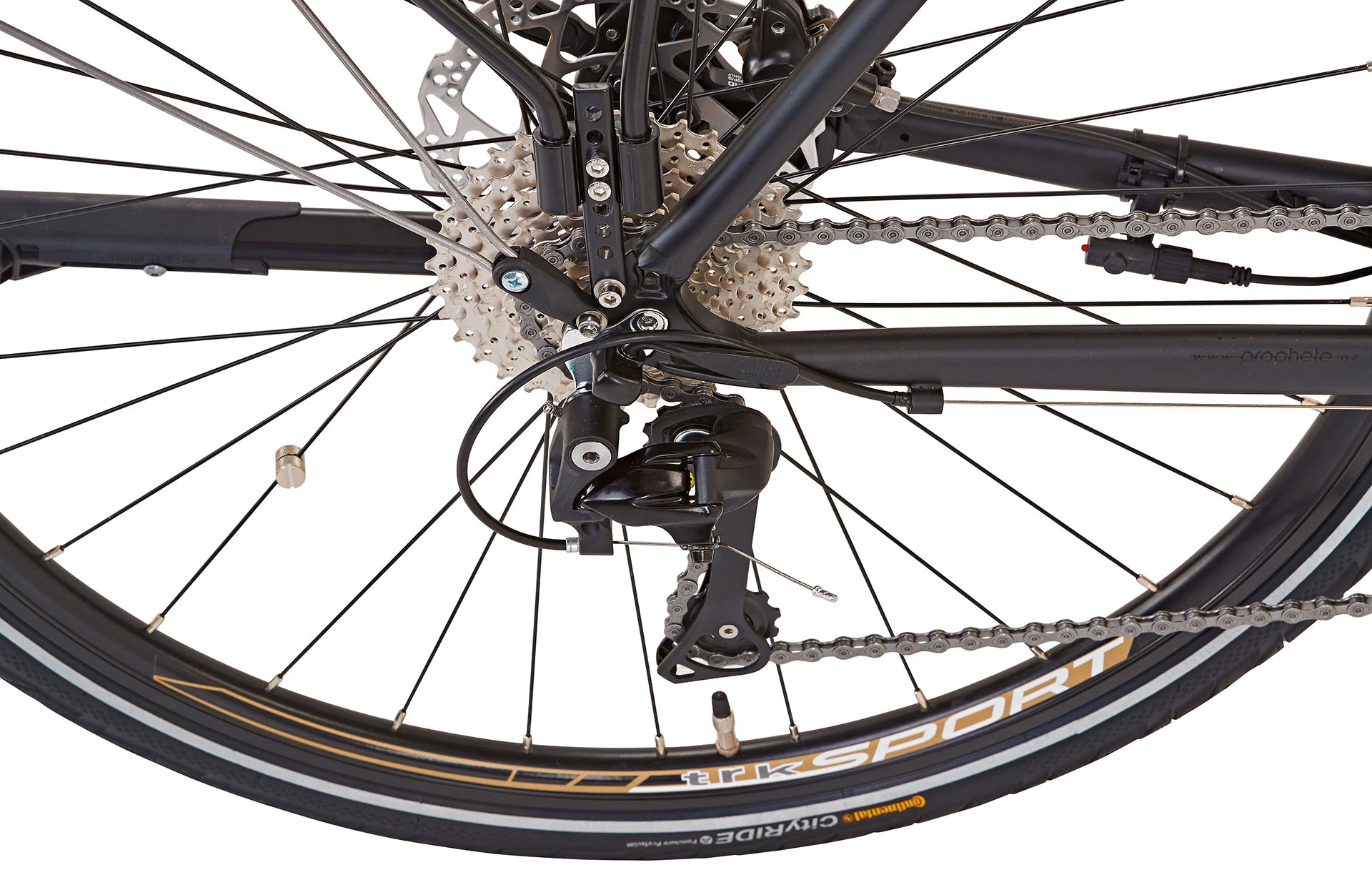 Bildausschnitt Detailansicht Shimano Deore Schaltgruppe am Hinterrad vor weißem Hintergrund