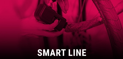 Fingerabdruckschloss wird mit Finger geöffnet, im Vordergrund steht der Text ‚Smart Line‘