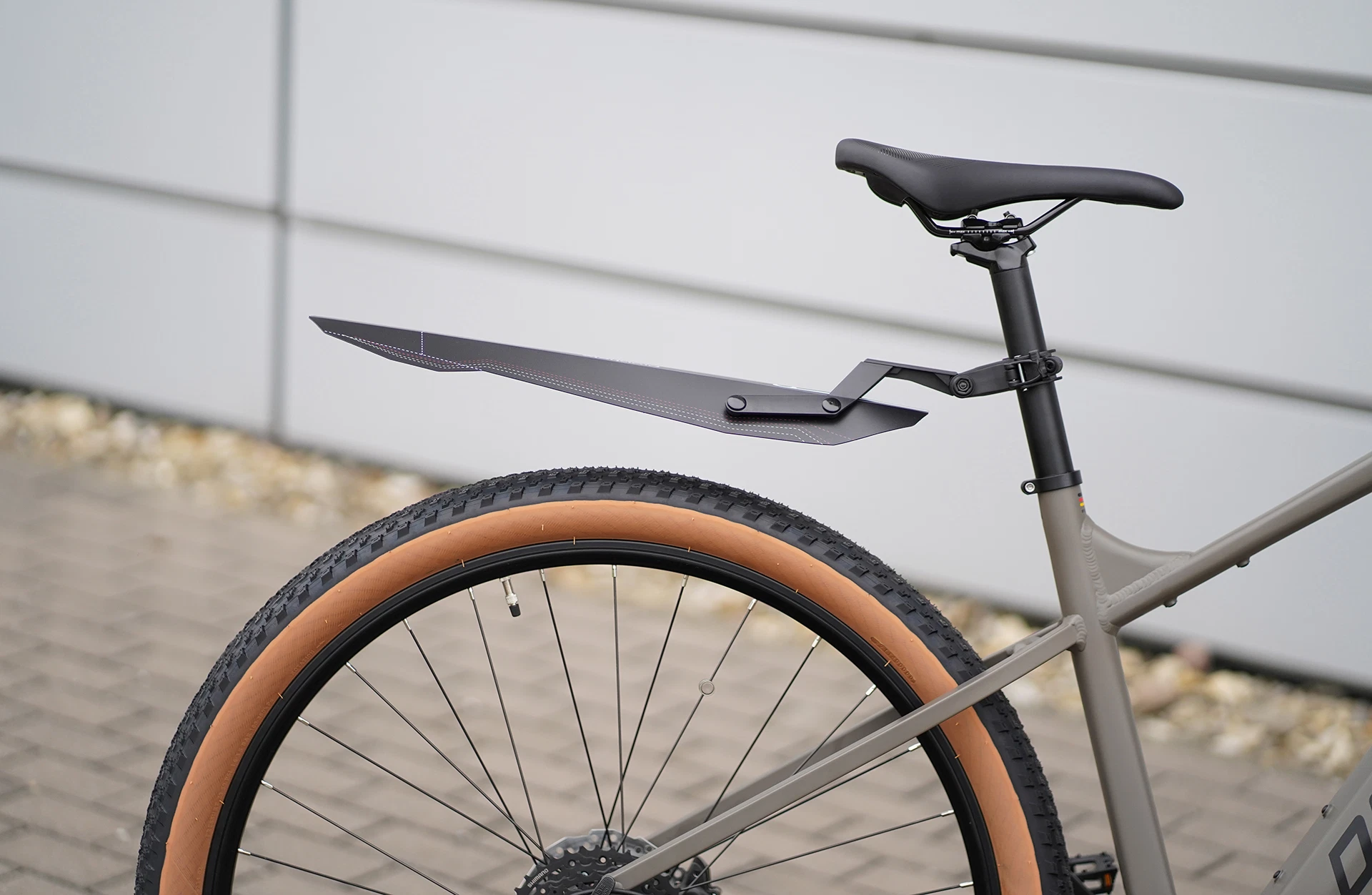 Schutzblech klappbar am Hinterrad montiert - seitliche Ansicht im Freien