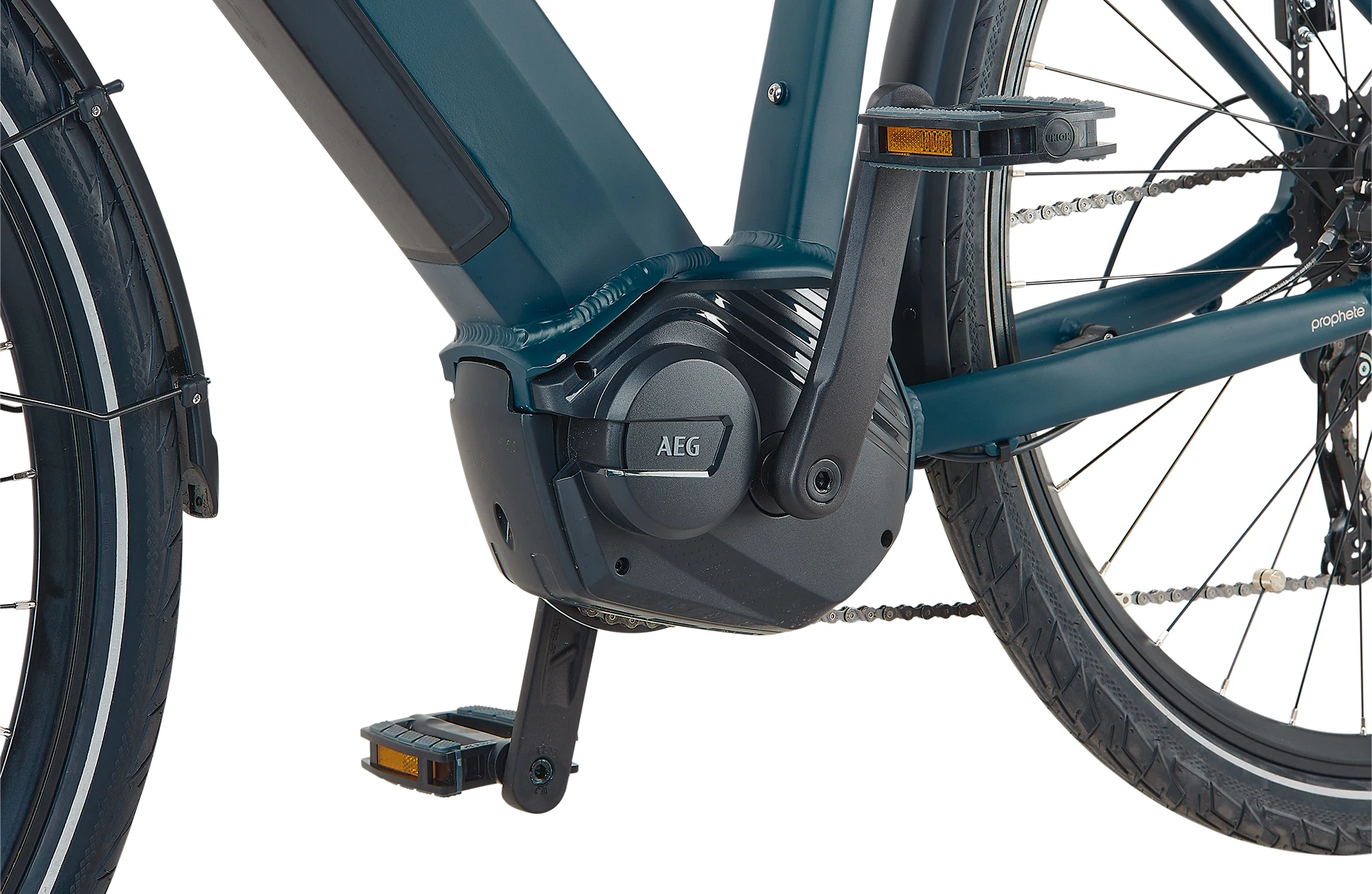 Bildausschnitt Detailansicht AEG Mittelmotor mit Kurbelgarnitur und Pedal vor weißem Hintergrund