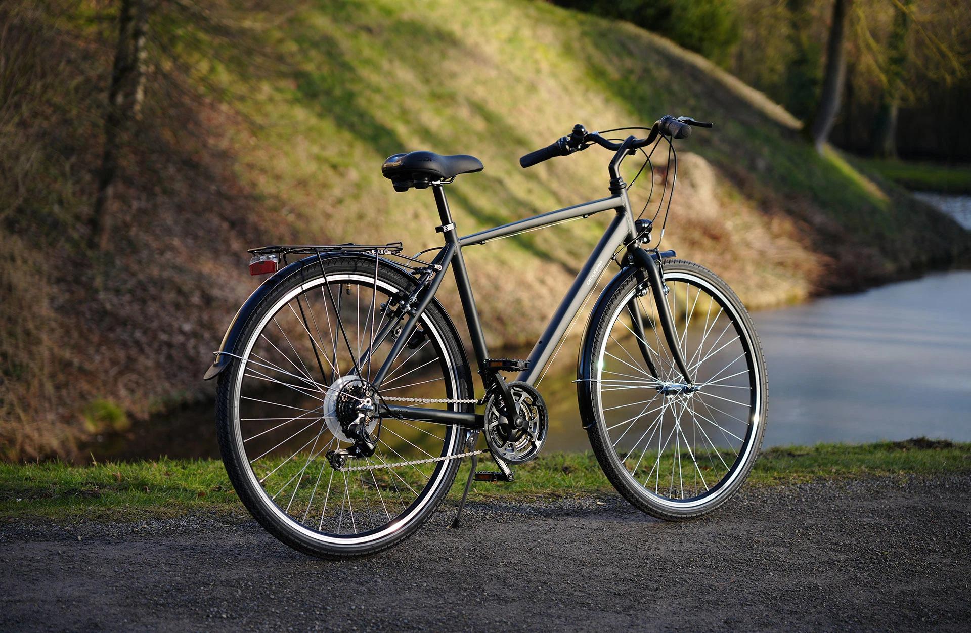 Entdecker 100 Trekking Bike - Ansicht diagonal von hinten im Freien