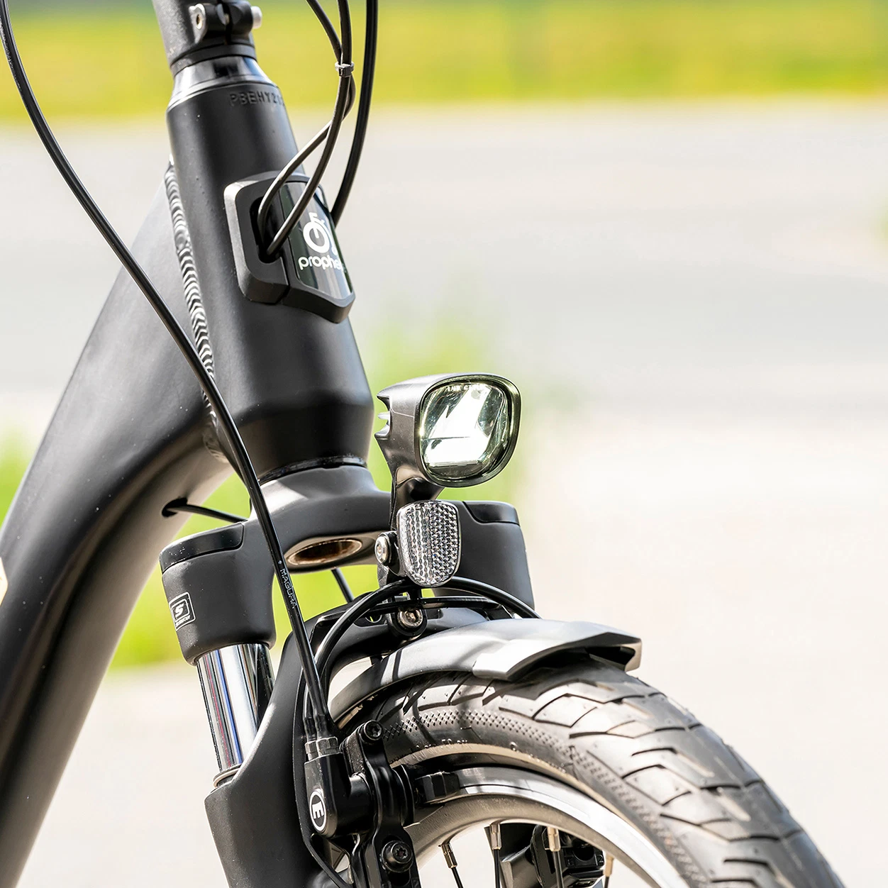 E-Bike Scheinwerfer 80 LUX am Bike im freien