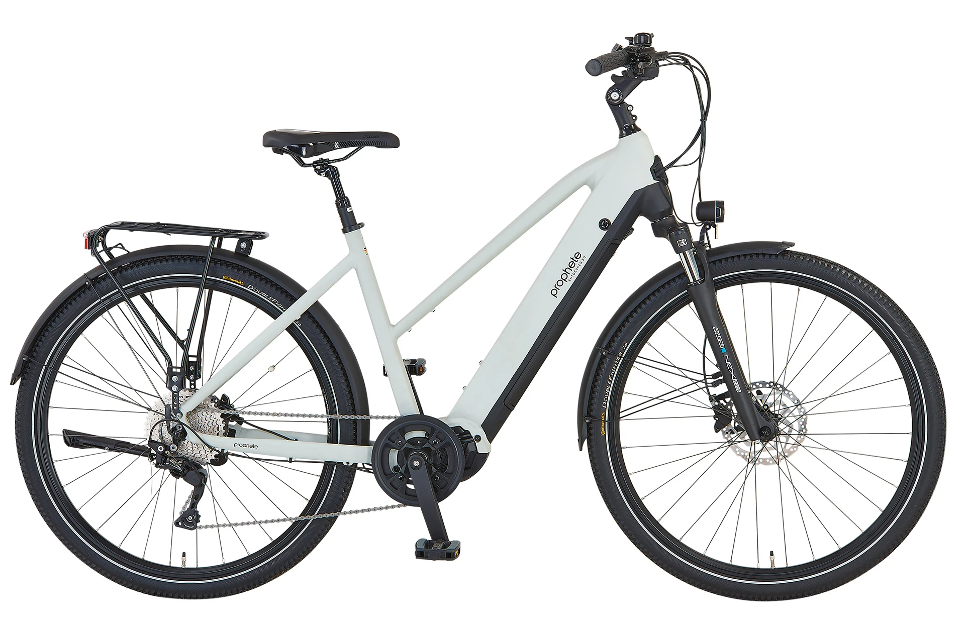 Vollansicht seitlich Prophete Entdecker 5.0 Trekking E-Bike mit Trapezrahmen, Mittelmotor, Federgabel, Scheibenbremsen, Gepäckträger und integriertem Akku vor weißem Hintergrund