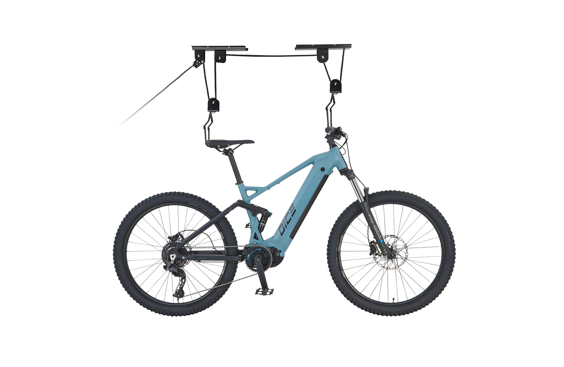 E-Bike Lift mit blauem E-MTB - Ansicht von vorne auf weißem Grund
