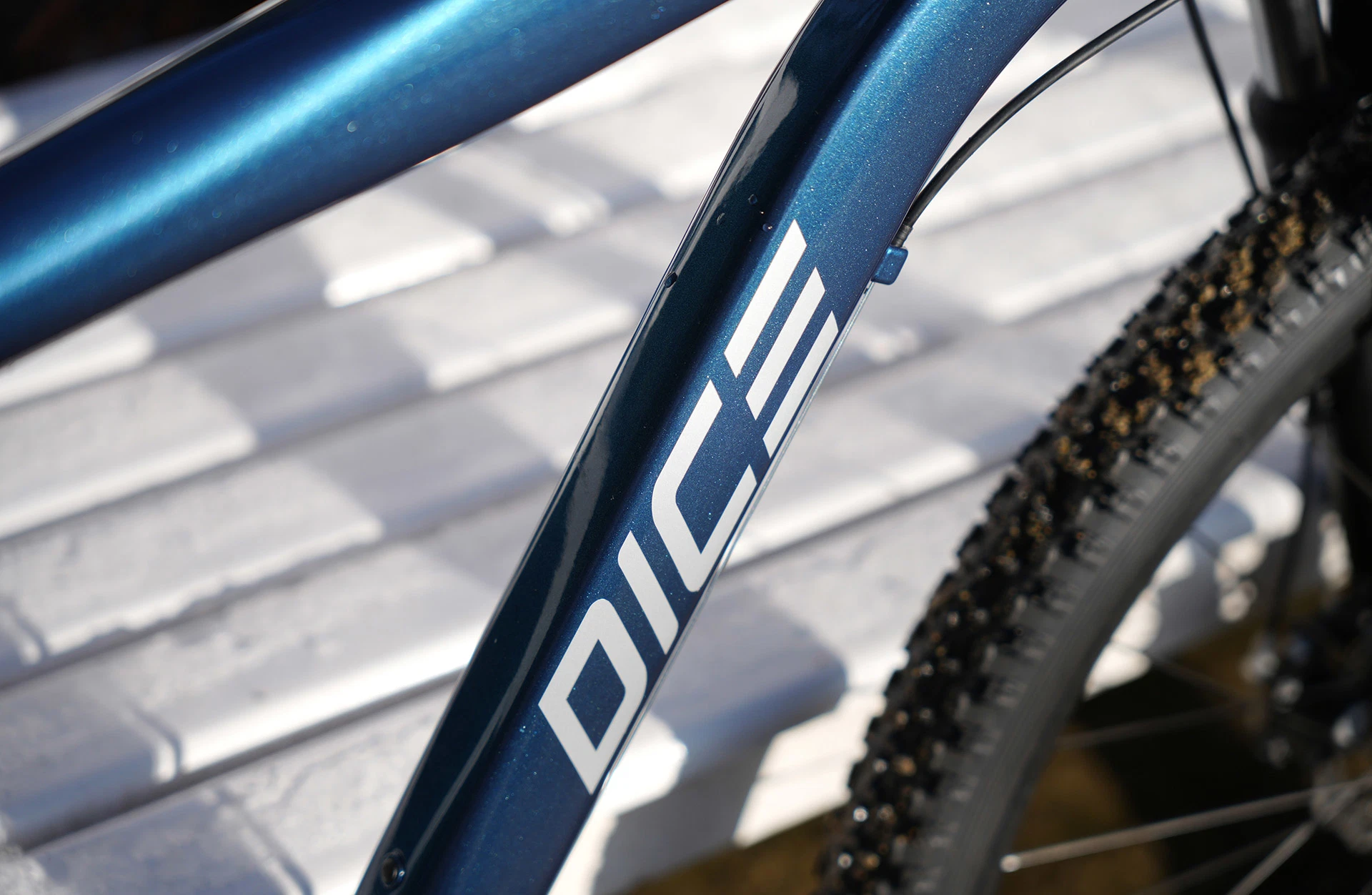 blaues Mountainbike - Detailansicht Rahmen seitlich