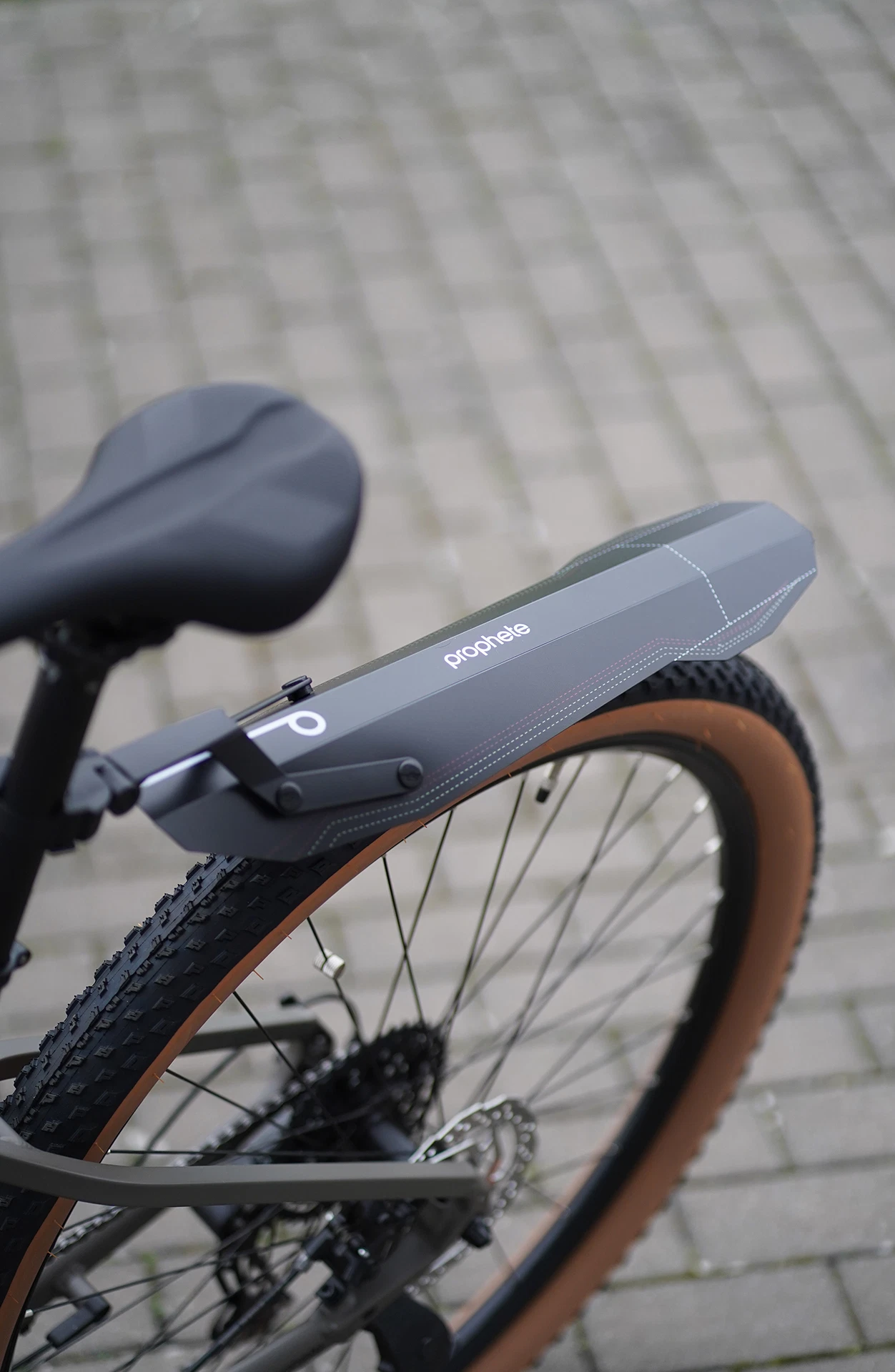 Schutzblech klappbar am Hinterrad montiert - Ansicht diagonal oben im Freien