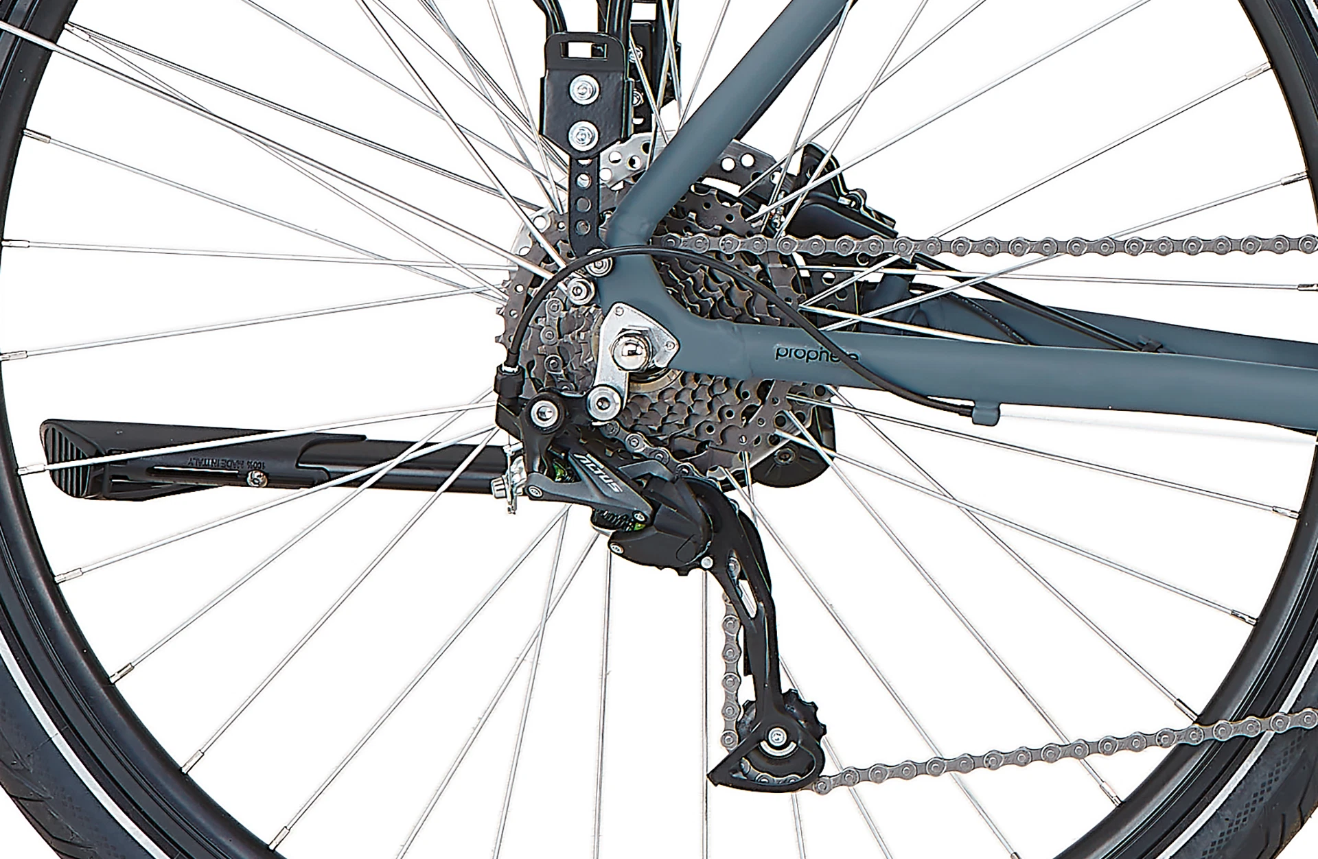 Bildausschnitt Detailansicht Shimano Altus Schaltgruppe vor weißem Hintergrund