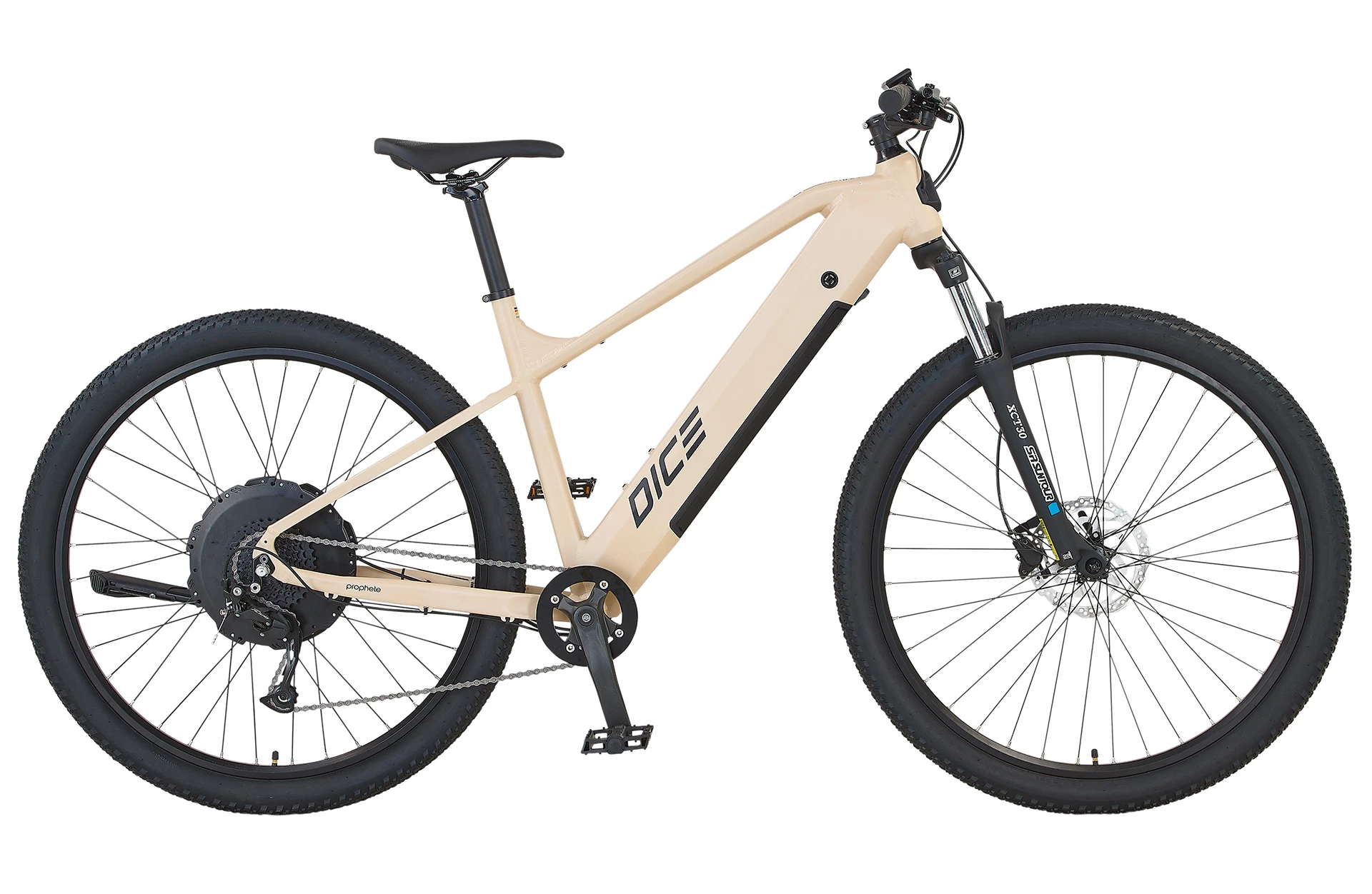Beiges Prophete E-mountainbike DICE samt integriertem Akku, Hinterradmotor, Federgabel, Scheibenbremsen , schwarzem Sattel, flachen pedalen und grobstolligen Reifen, vor weißem Hintergrund