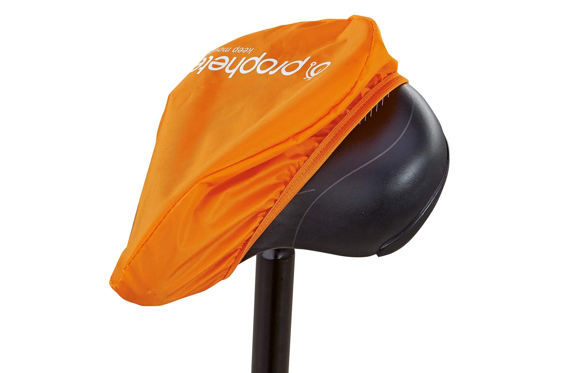 Satteldecke orange Prophete Logo halb aufgezogen auf Sattel  - diagonale Ansicht