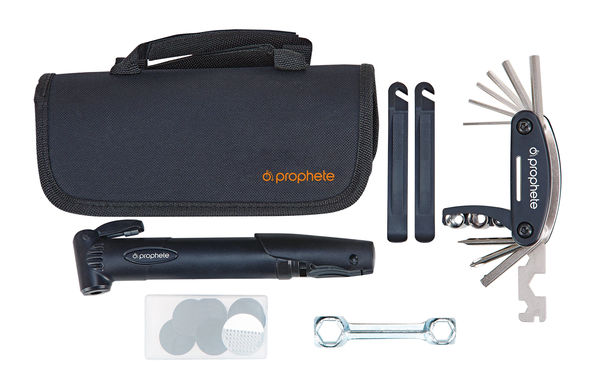 Reparatursettasche geschlossen daneben Werkzeug, Luftpumpe und Flickzeug  - Ansicht von oben auf weißem Grund