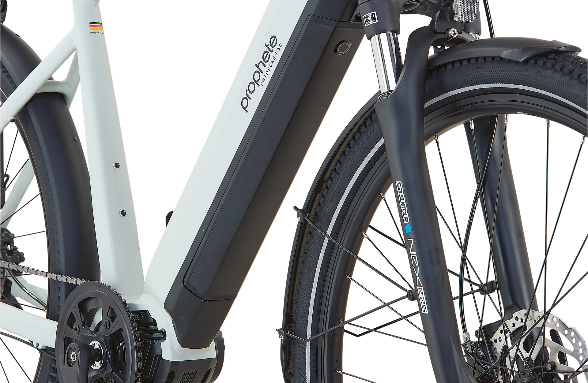 Bildausschnitt vollintegrierter Akku am Unterrohr mit Federgabel mit Scheibenbremse und LED-Frontlicht vor weißem Hintergrund