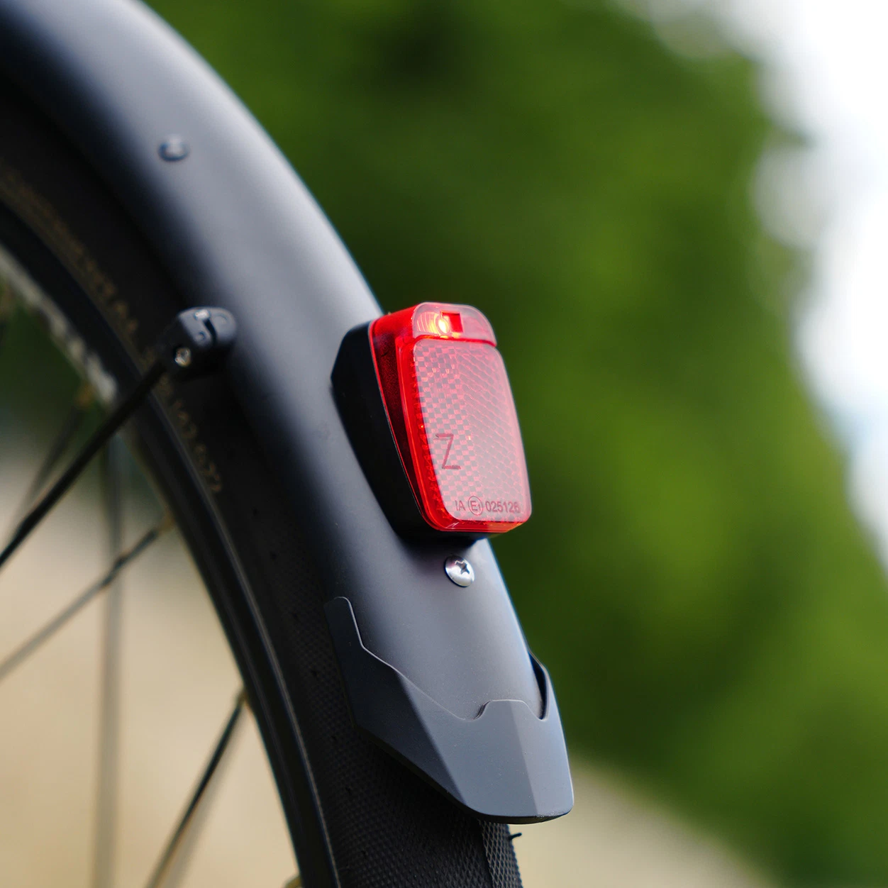 Mini LED-Rücklicht am Fahrrad im freien - seitliche Ansicht