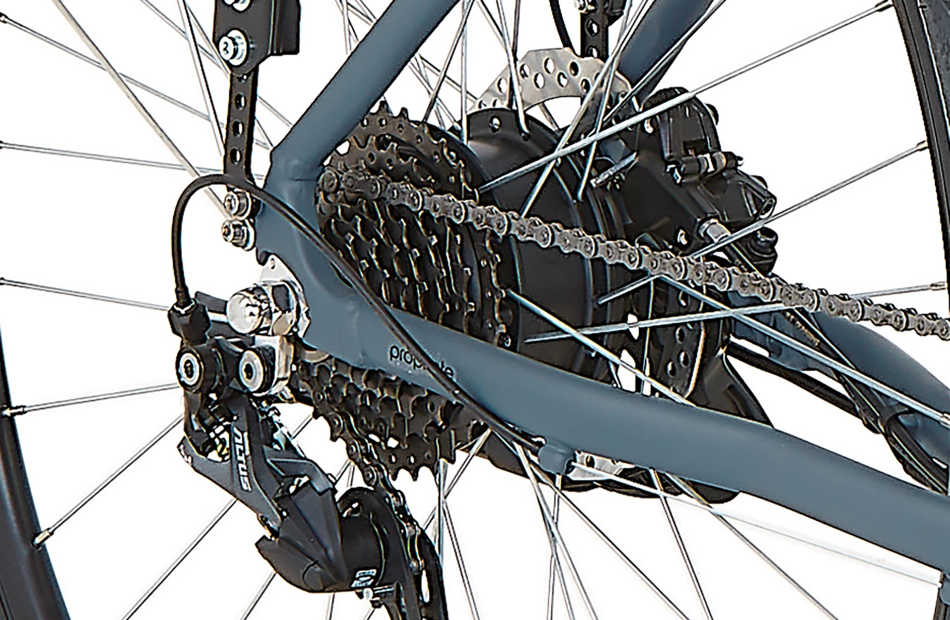 Bildausschnitt Detailansicht Heckmotor am Hinterrad vor weißem Hintergrund