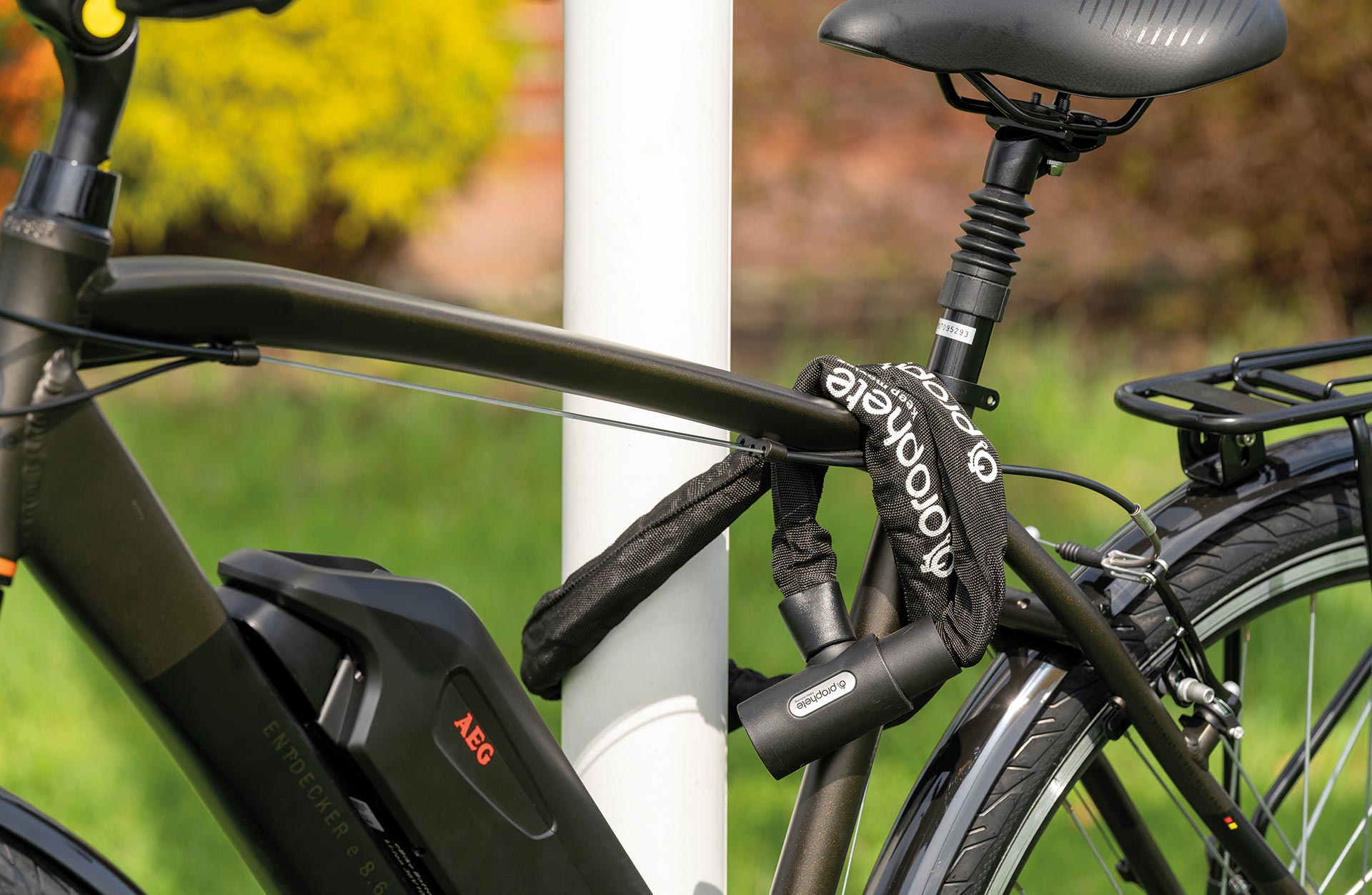 Kettenschloss Fahrrad abgeschlossen - Ansicht im Freien