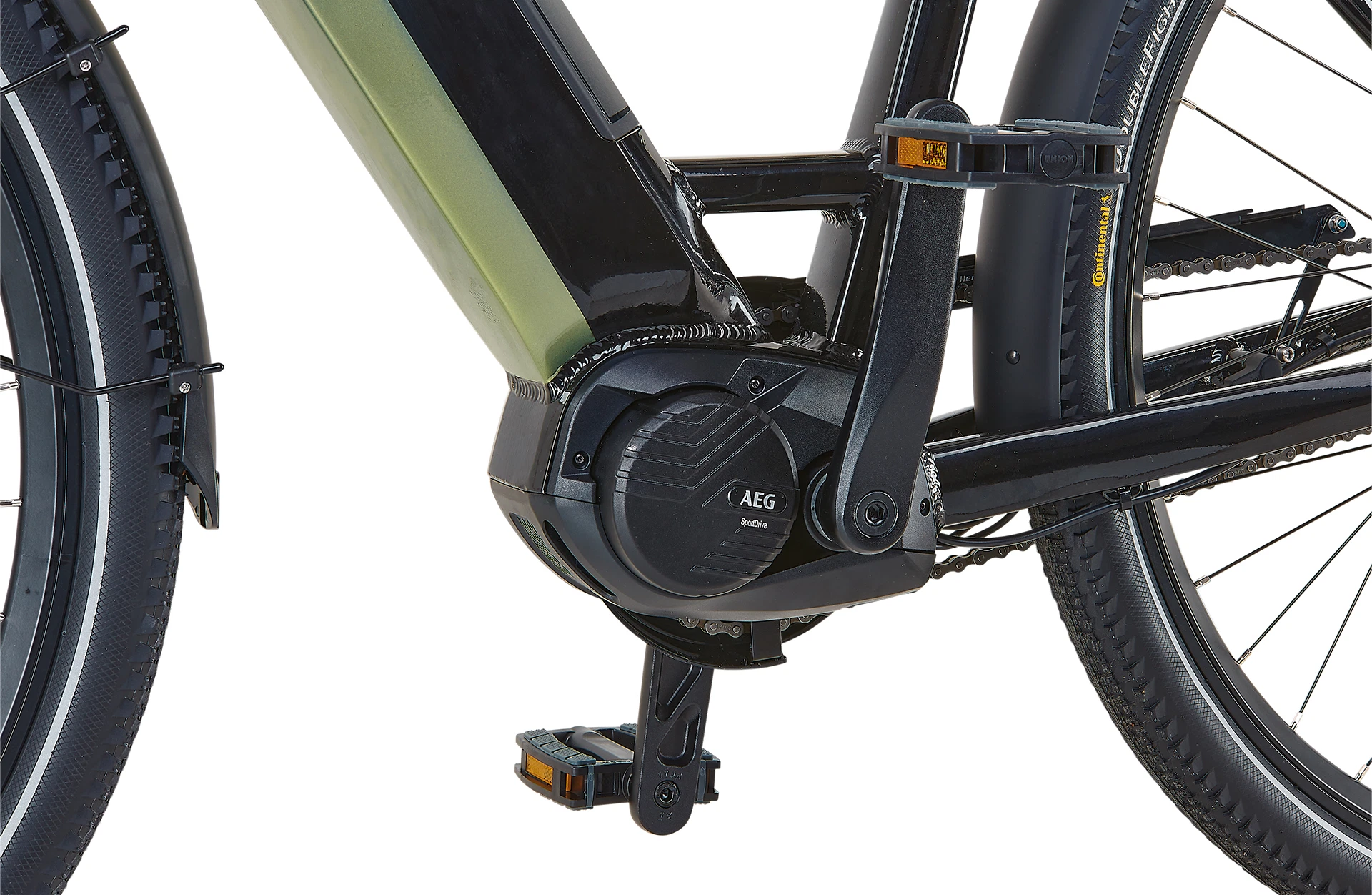 Bildausschnitt AEG-Mittelmotor mit Kurbelgarnitur und Pedalen vor weißem Hintergrund