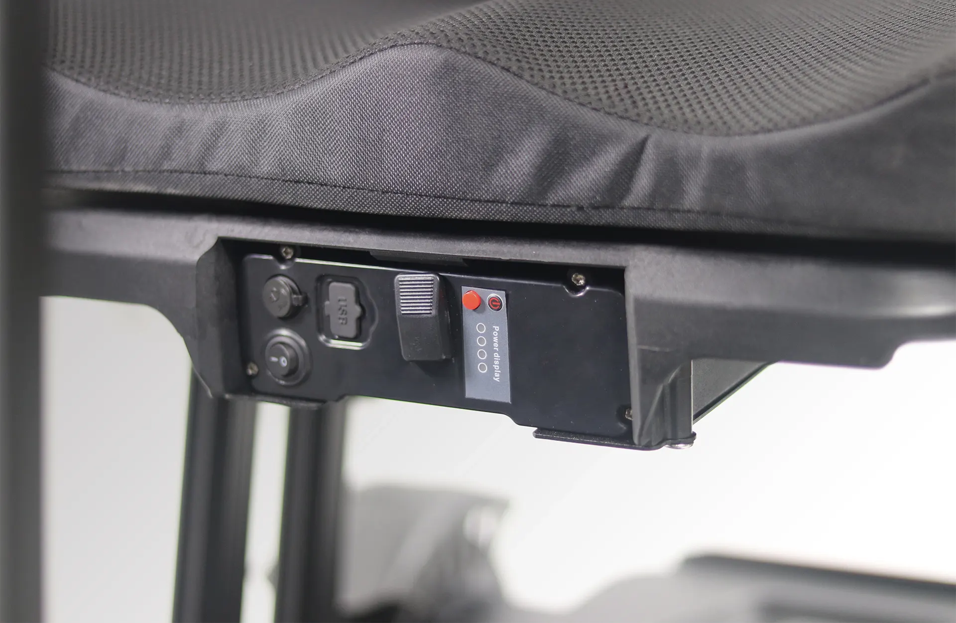 steuer- und anschlussmodul unter dem sitz eines elektro-scooters