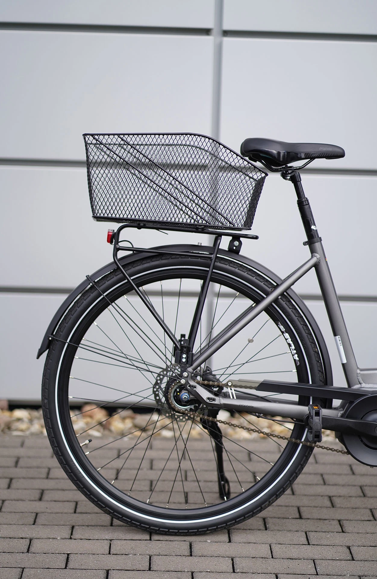 Schultaschenkorb - hinten auf Fahrrad montiert im Freien