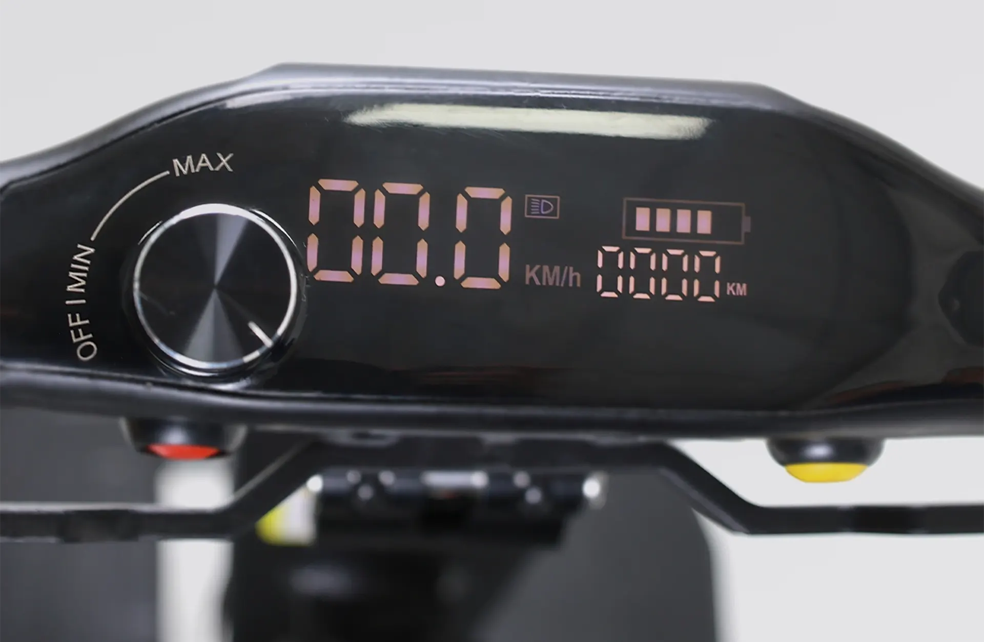 digitales display eines elektro-scooters mit geschwindigkeits- und batteriestatusanzeige