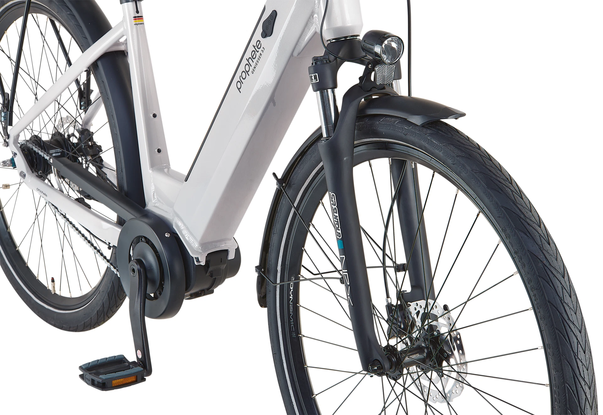 Bildausschnitt Detailansicht Federgabel von Suntour und Scheinwerfer im Fokus mit E-Bike Rahmen im Anschnitt vor weißem Hintergrund