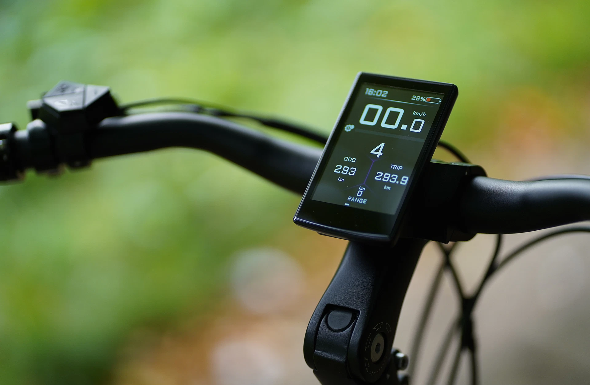 Bildausschnitt Detailansicht vollfarbiges TFT Display (eingeschaltet) am winkelverstellbaren Vorbau mit unscharfem Hintergrund (Natur)