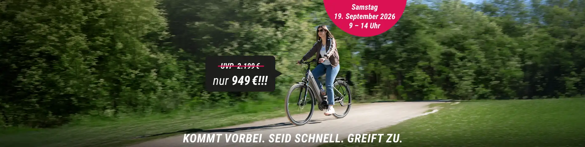 Person fährt mit einem E-Bike auf einem Waldweg. Aktionsangebot für 949 Euro am 19. September 2026 von 9 bis 14 Uhr.