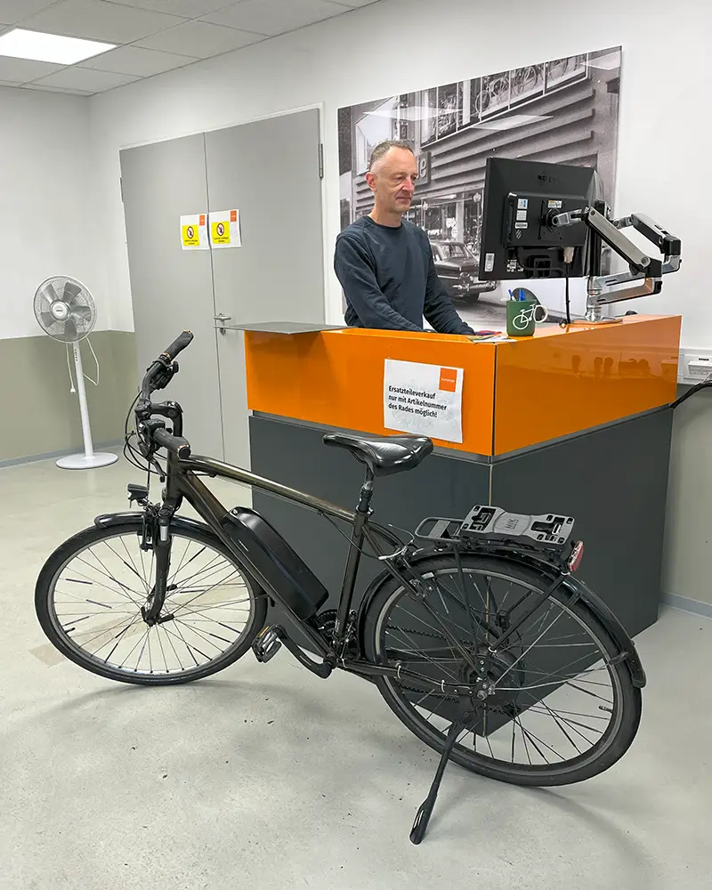 E-Bike steht vor dem Thresen bei der Werkstattannahme