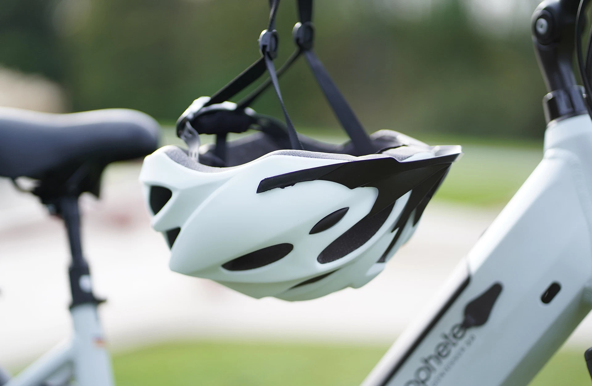 Fahrradhelm hängt am Fahrrad im Freien - seitliche Ansicht