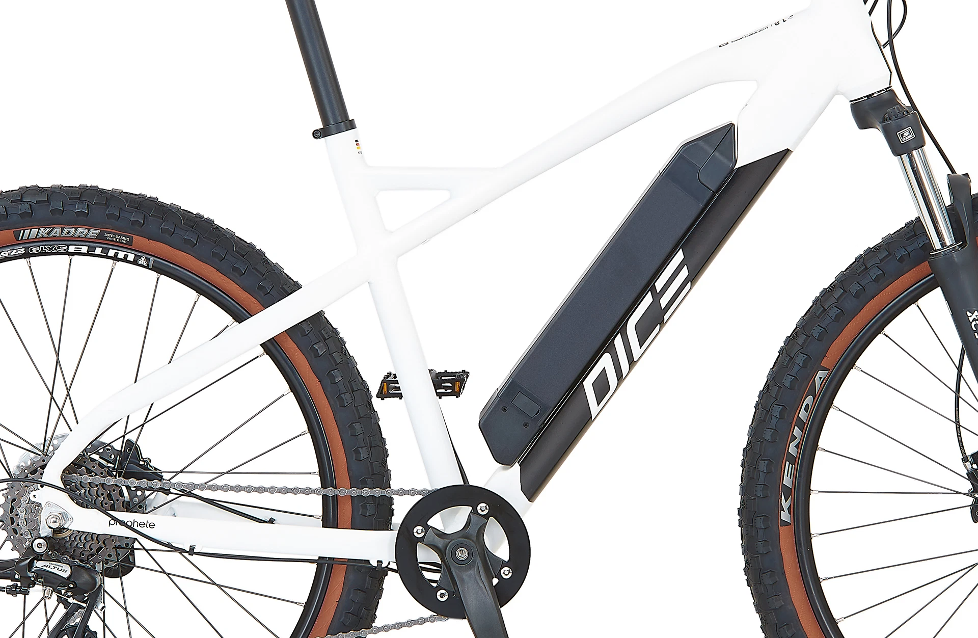 Bildausschnitt Detailansicht Akku am Unterrohr des Hardtail Rahmens vor weißem Hintergrund