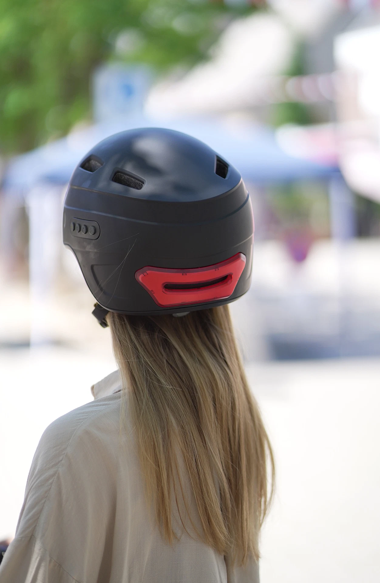 Smarthelm getragen von Person im Freien - Ansicht von hinten