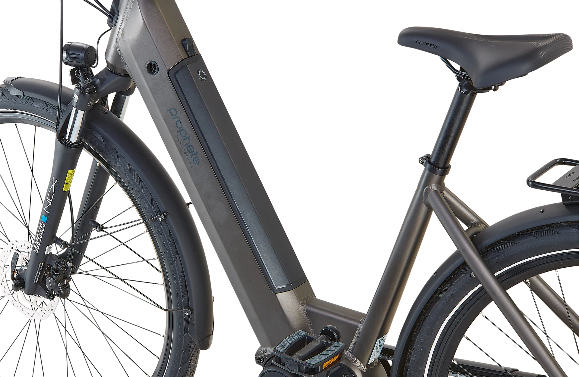 Bildausschnitt Detailansicht vollintegrierter Akku im Unterrohr und E-Bike Rahmen im Anschnitt vor weißem Hintergrund