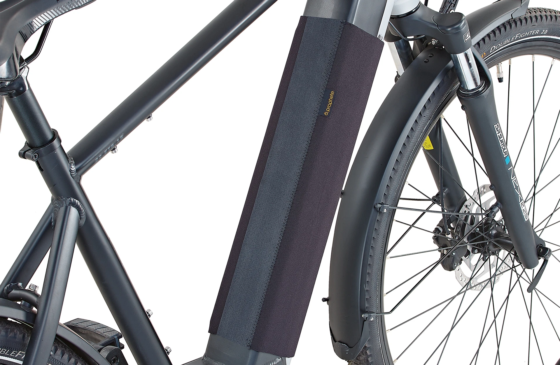 Vollansicht Akkuschutzhülle Neopren am E-Bike montiert vor weißem Hintergrund
