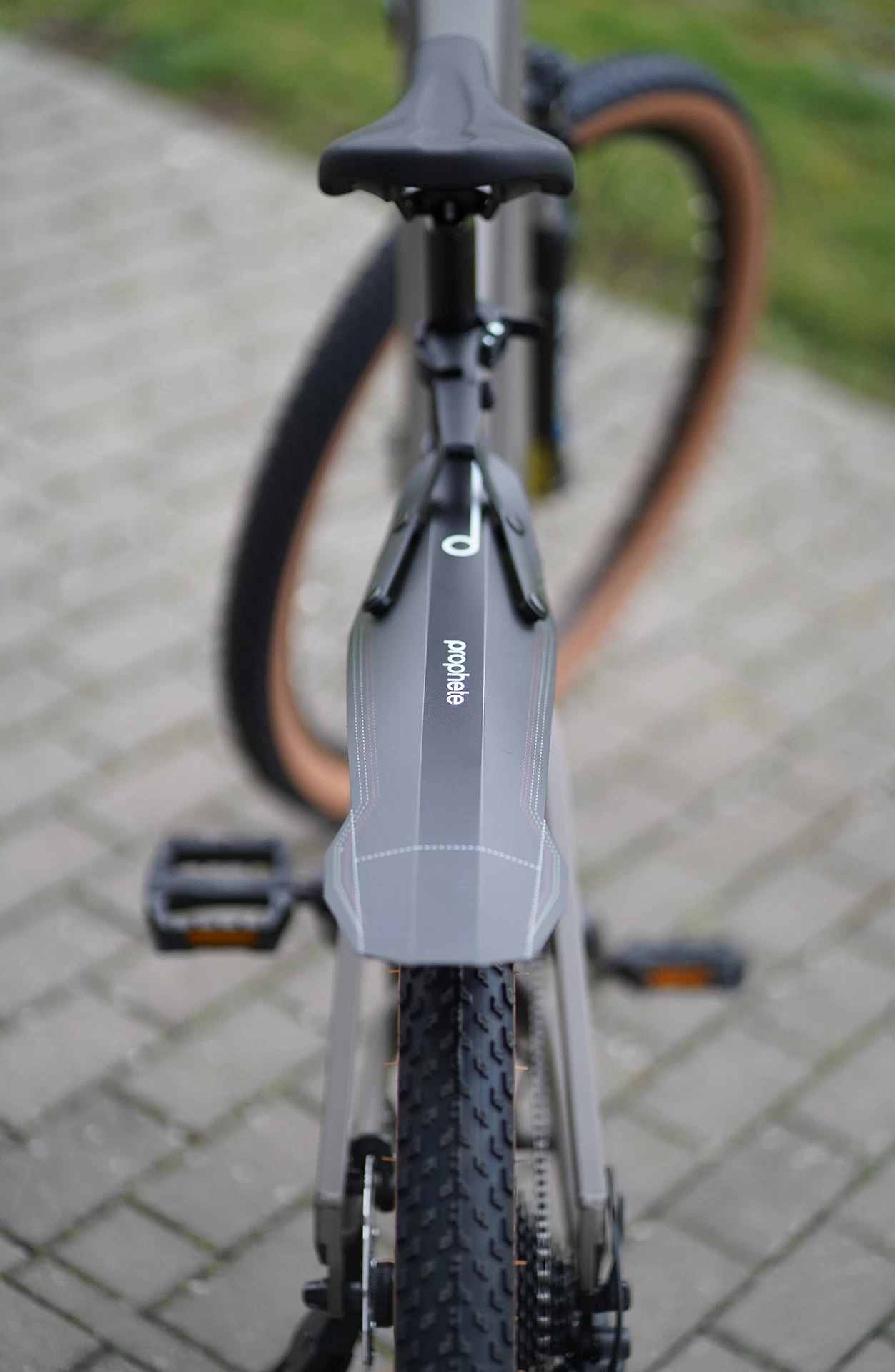 Schutzblech klappbar am Hinterrad montiert - Ansicht von hinten im Freien