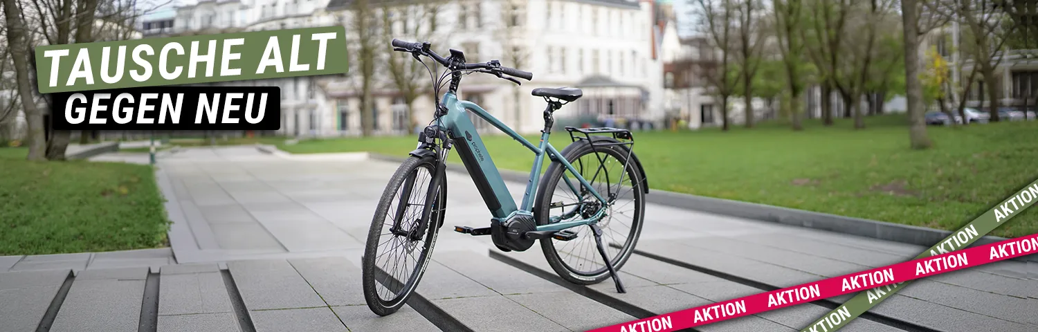 E-Bike vor Parkkulisse in der Stadt mit Banner für Tauschaktion